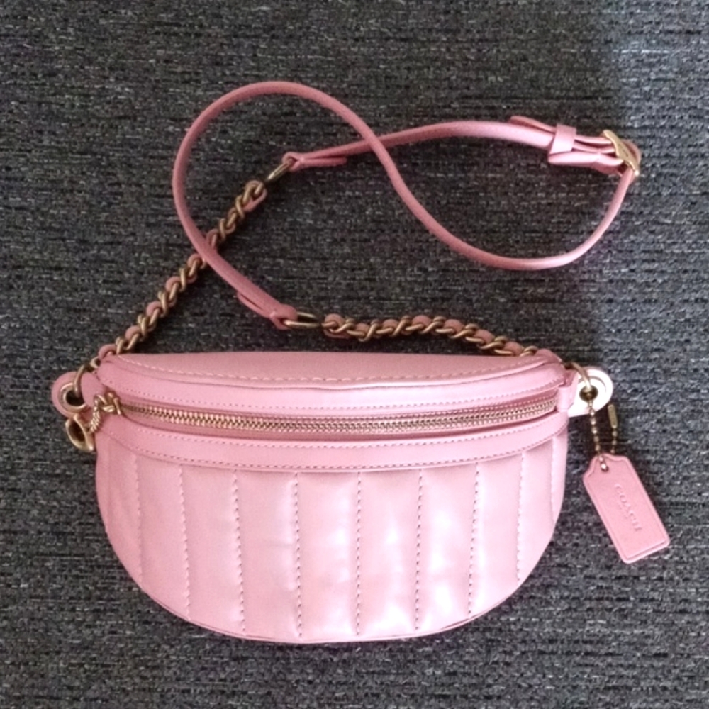 🆕️ 💗HTF Coach💗 - Quilted Chain Belt Bag